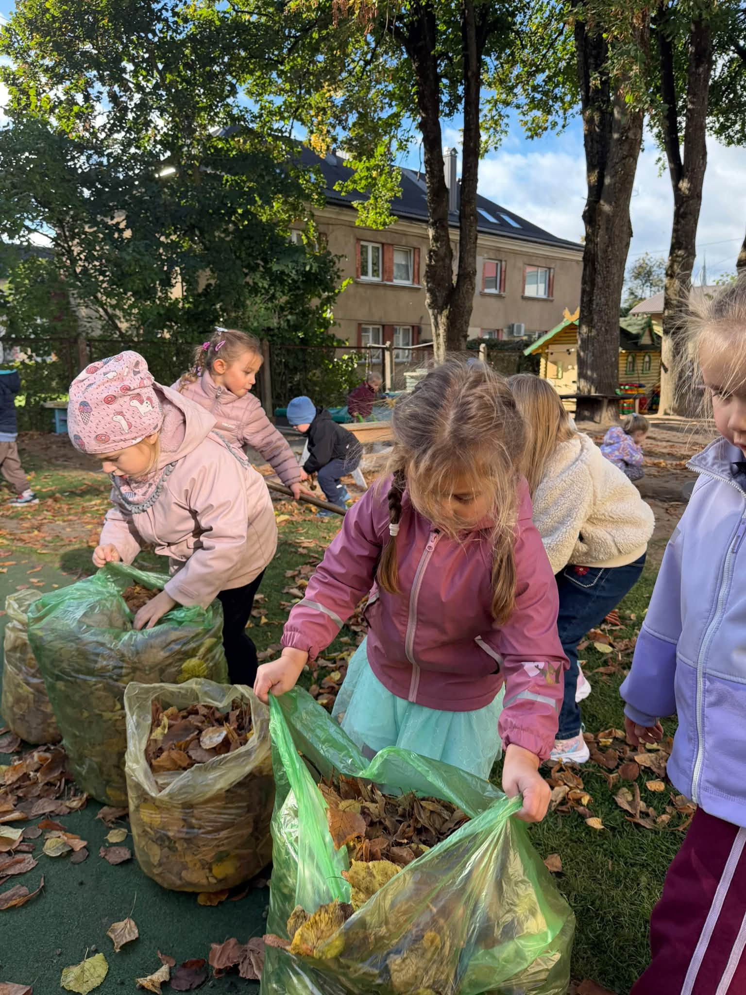 Darželyje vyko smagi ir prasminga talka🍁🍂